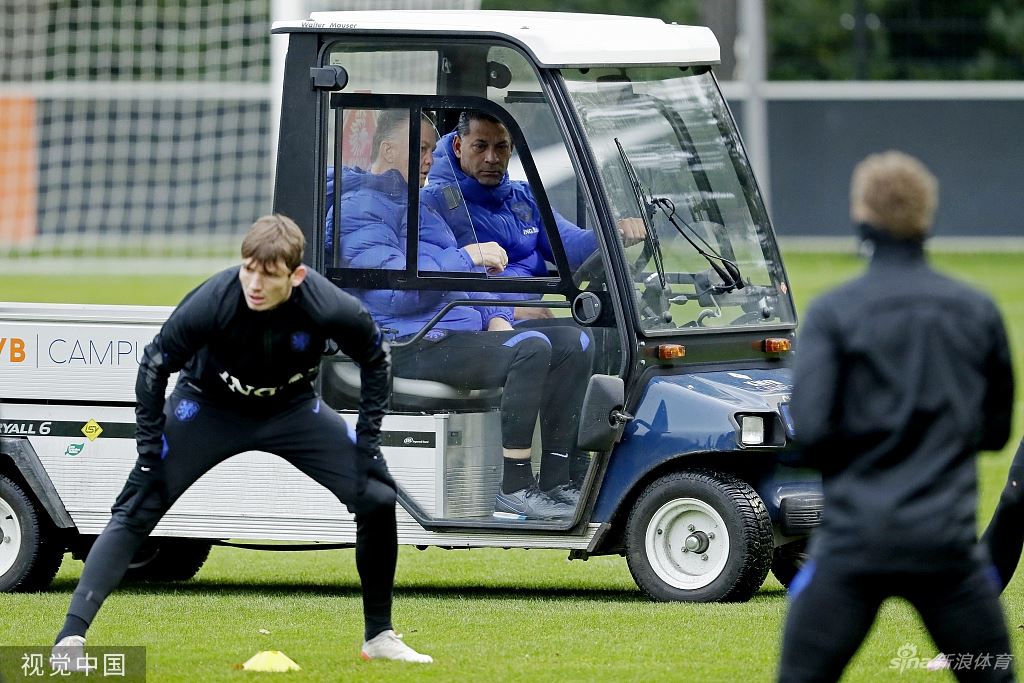 范加尔摔伤臀部坐小车指挥训练（范加尔摔倒）