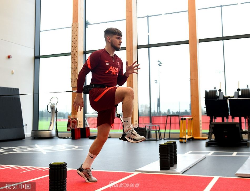 哈维·埃利奥特进行恢复训练 利物浦小将期待早日回归赛场(埃利奥特哈佛)