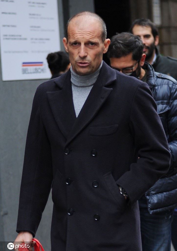 阿莱格里现身米兰街头购物 尤文联赛成绩差囧叔略显沧桑