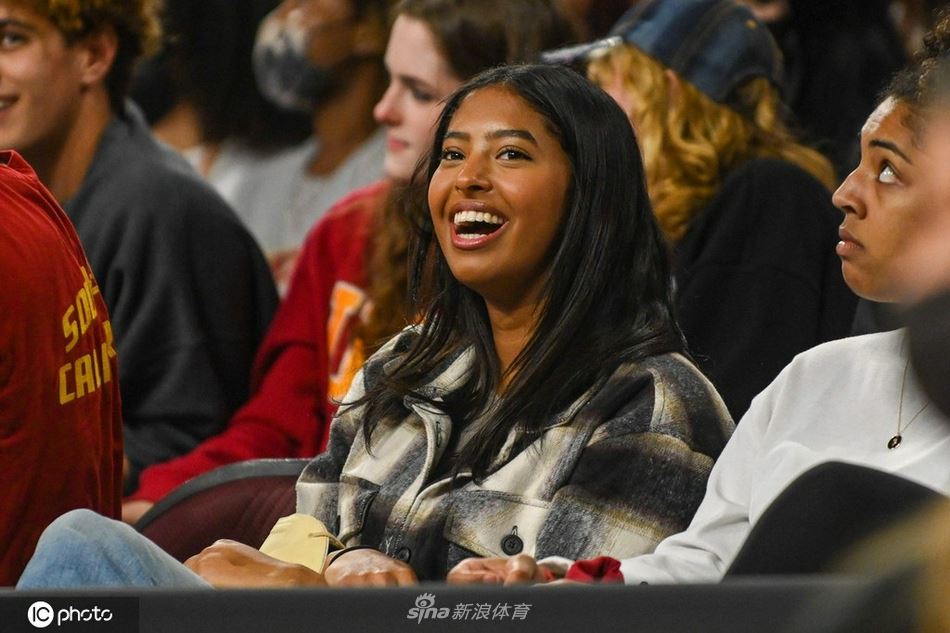 科比大女儿娜塔莉亚现身观战NCAA 看台笑容灿烂魅力四射（科比大女儿娜塔莉亚资料）