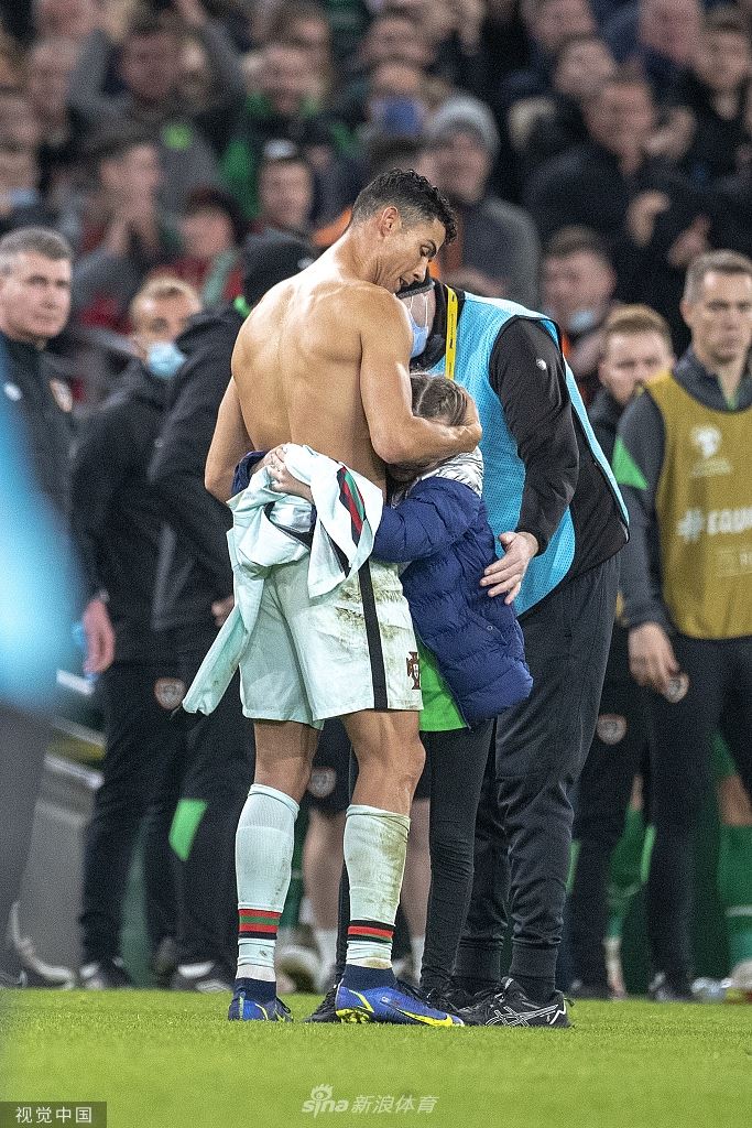 C罗将球衣送给闯入场小球迷（c罗将球衣送给闯入场小球迷的球员）