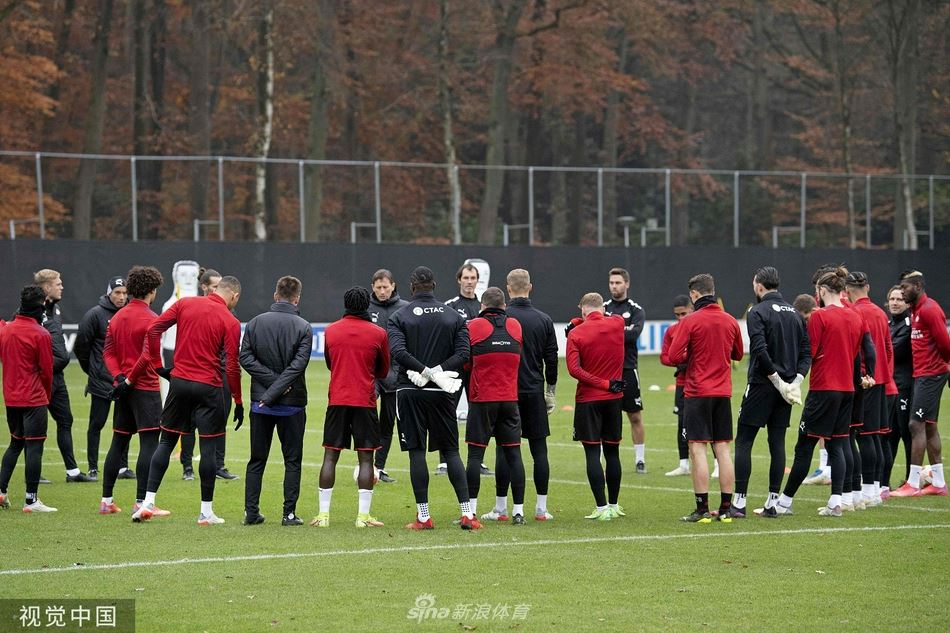 埃因霍温备战 施密特出席发布会（埃因霍温转会）