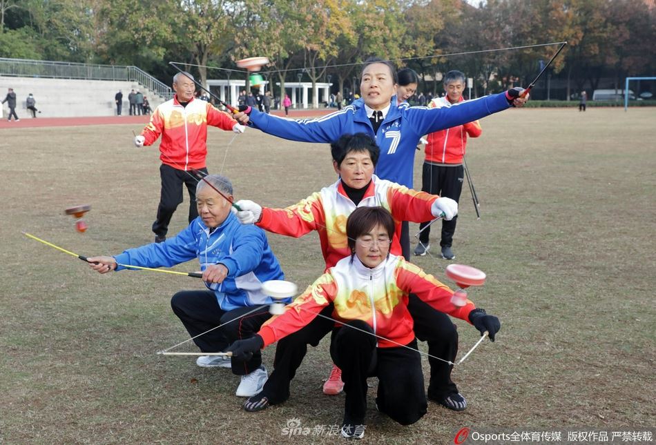 江苏宜兴炫舞空竹展风采 空竹运动爱好者一饱眼福（空竹演出视频）
