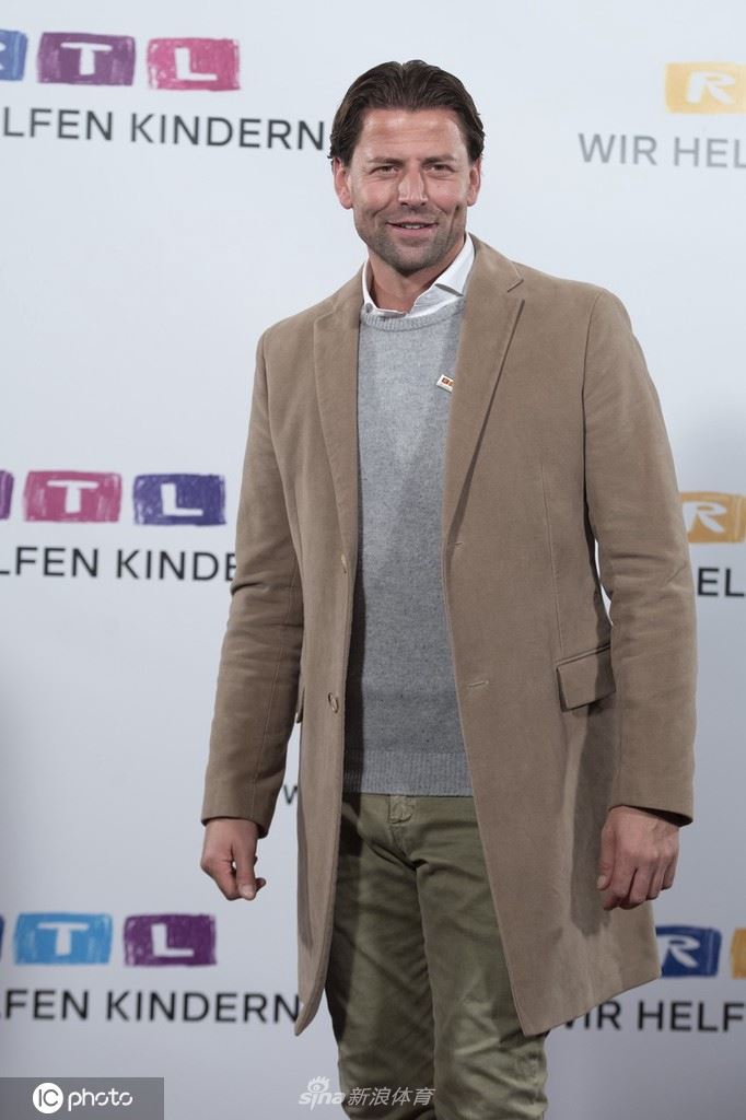 魏登费勒现身公益捐赠活动 休闲装打扮风采依旧（魏登费勒什么时候退役）