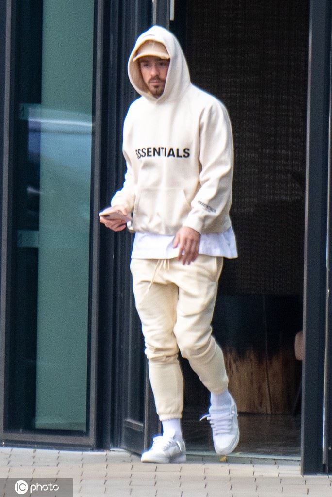 格里利什绯闻曝光后现身 懒理绯闻低头前行（格里利什女朋友）