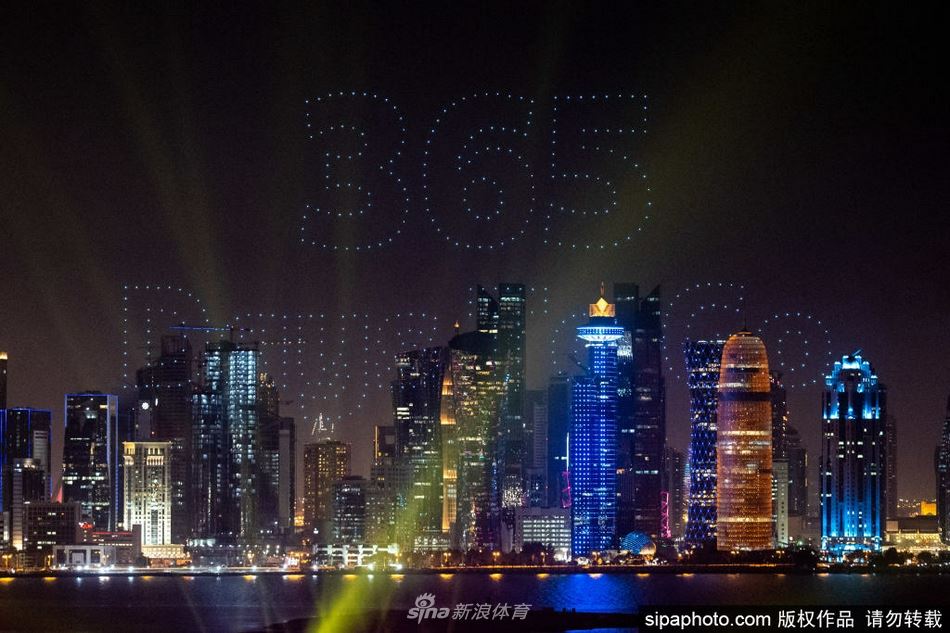 卡塔尔世界杯举行倒计时一周年活动 夜空无人机表演造型抢镜（卡塔尔航空世界杯）