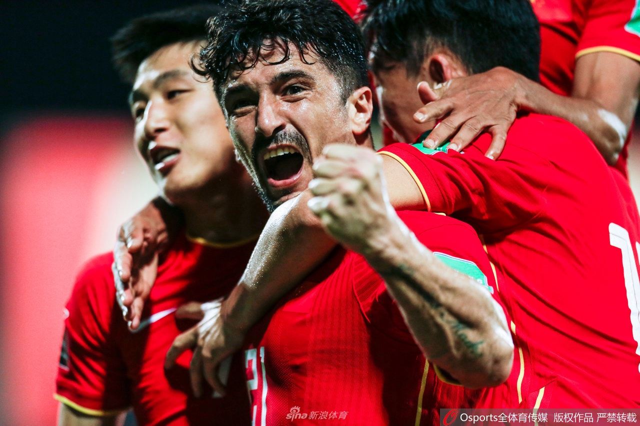 被换下场不甘心！洛国富堪称国足本场最佳（洛国富落选国足）