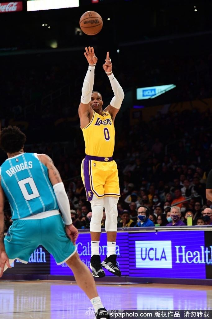 威少砍赛季个人第2个三双 生涯第186个（威少砍季后赛生涯第12个三双）