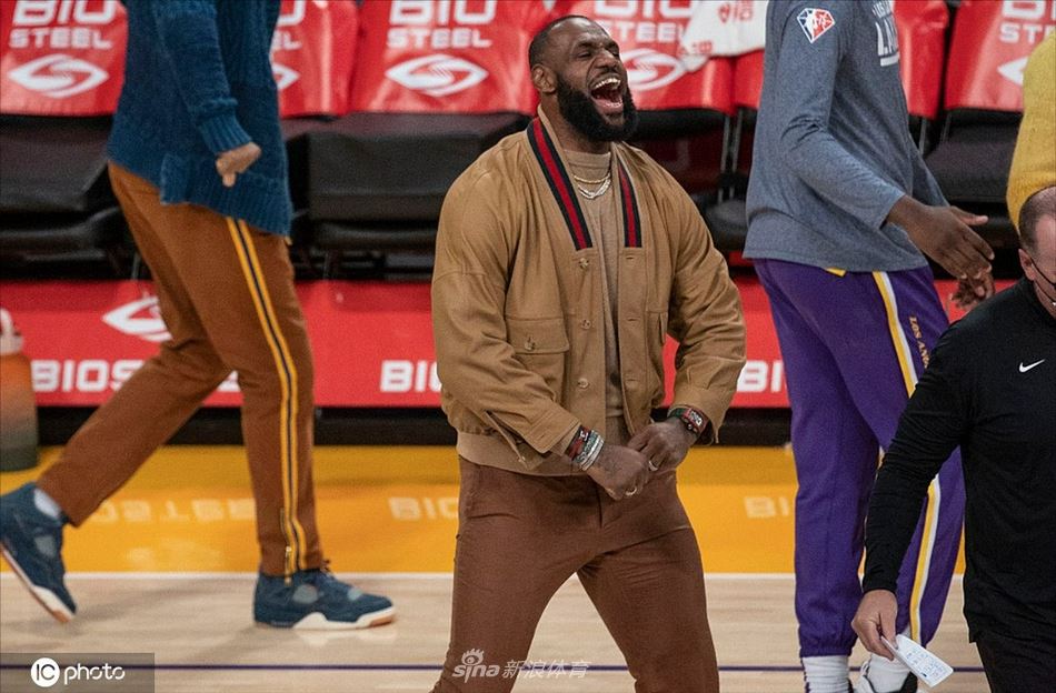 詹姆斯场边观战怒吼摊手 动作抢足风头（詹姆斯怒吼视频）