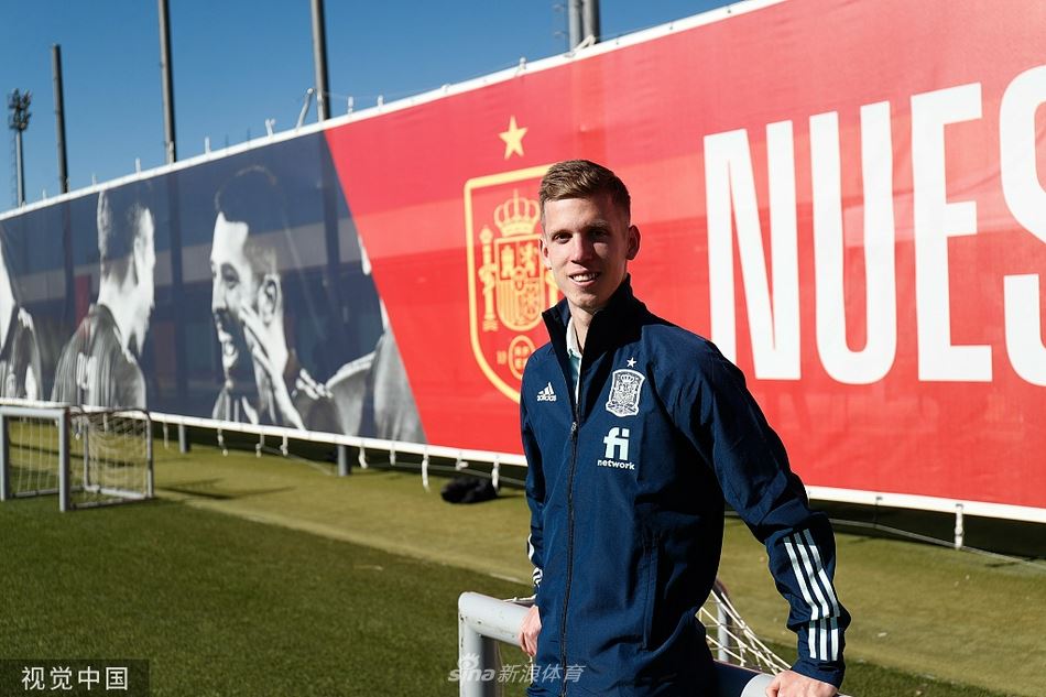 奥尔莫随西班牙训练期间接受采访（奥尔莫 西班牙）