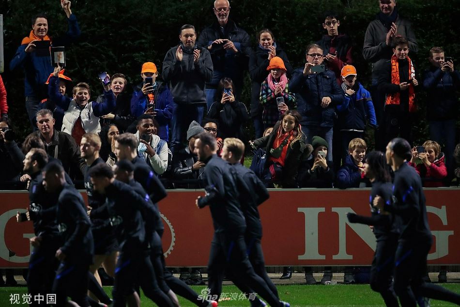 荷兰队训练备战 场边众多球迷观看气氛不输比赛现场（荷兰队怎样）