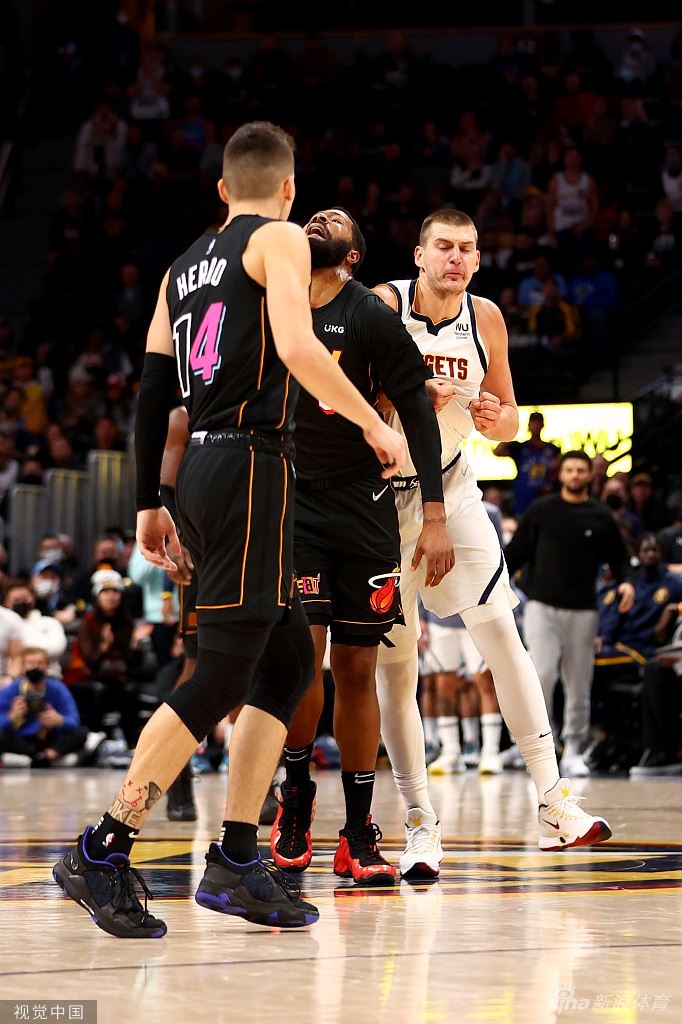 双双被驱逐！莫里斯肘击约基奇被撞翻倒地（约基奇肘击坎特）