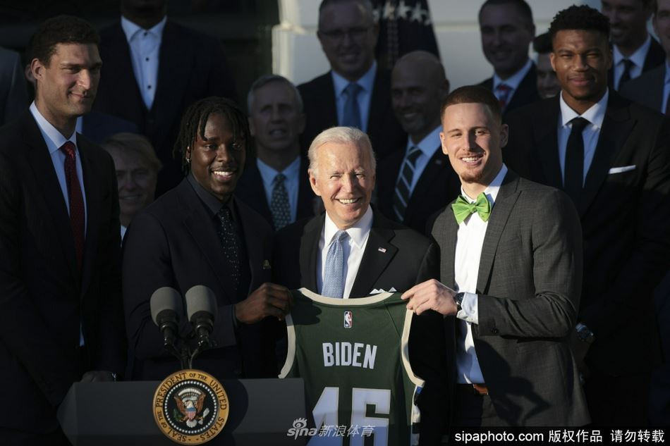 雄鹿造访白宫 拜登获赠球衣（白宫给拜登总统简报）
