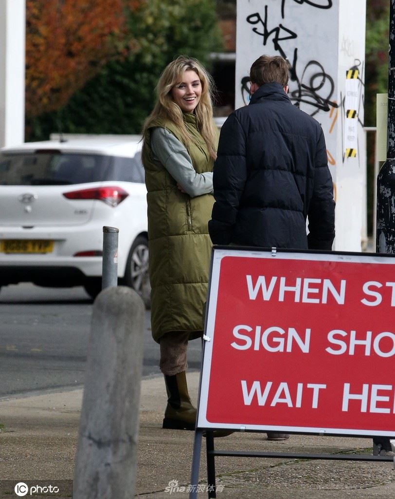 奥沙利文娇妻罗阿斯现身片场（奥沙利文未婚妻罗阿斯）
