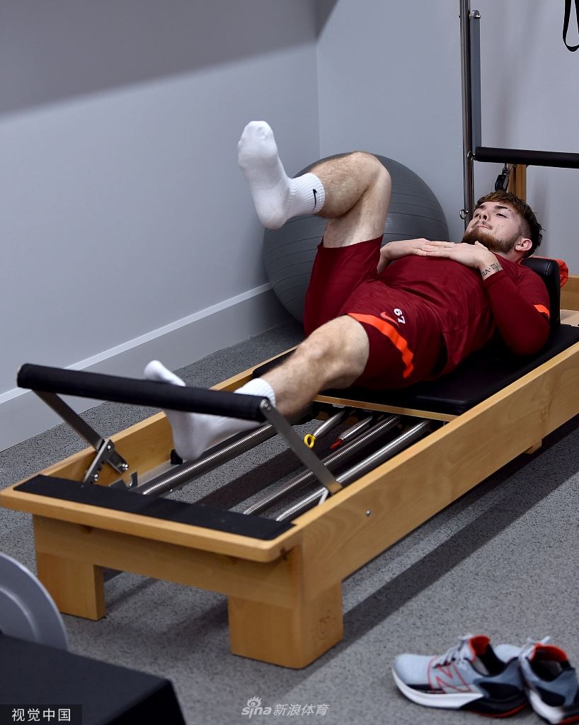 利物浦球员哈维·埃利奥特进行康复训练(哈特利浦足球俱乐部)