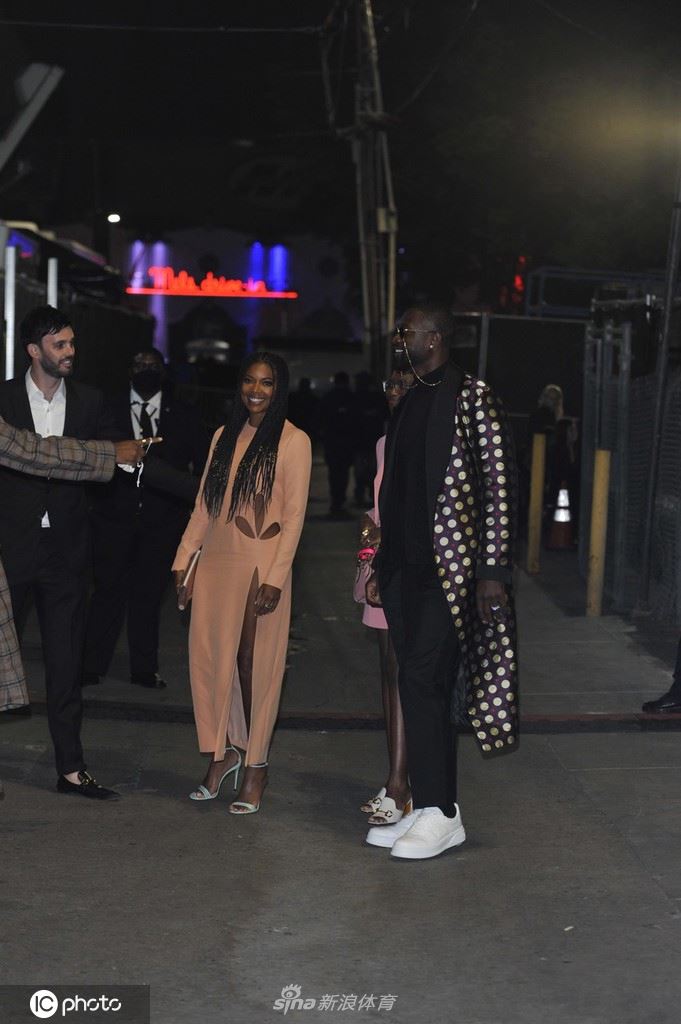韦德与爱妻携手亮相时装秀