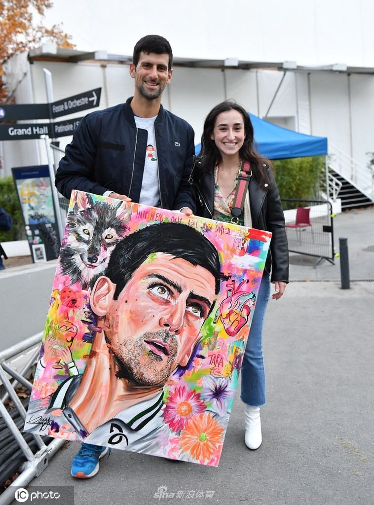 小德收获球迷手绘自画像 心情大好与其合影留念（手绘球员）
