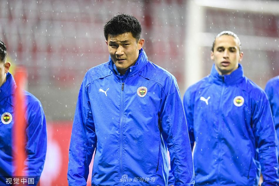 费内巴切训练 前国安后卫金玟哉领衔（费内巴切金软景）