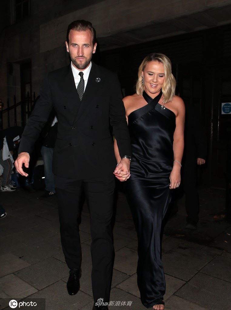 哈里-凯恩与爱妻出席活动 两人一路手牵手恩爱有加（哈里凯恩与妻子）