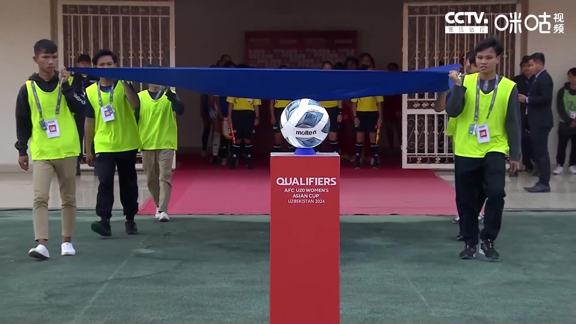 （杨鸣专访）杨鸣真是女神杀手！女主持人见到立刻都不矜持了