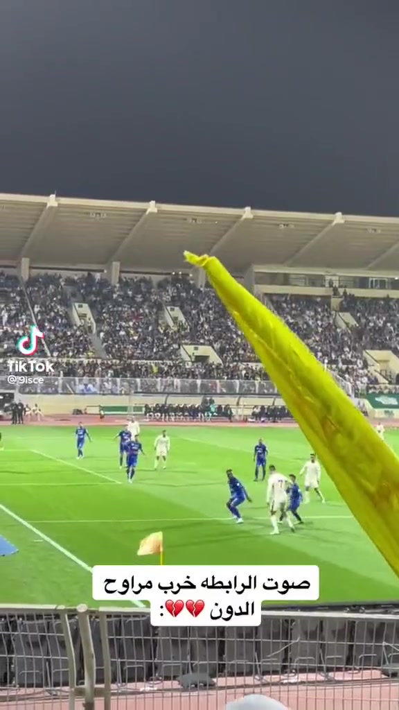 （哈登生日聚会）有点浪费哈！哈登办生日派对，在游艇上把蛋糕扔进海里。