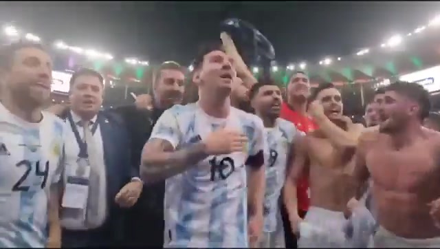 （杨鸣训斥郭艾伦）杨鸣曾在暂停期间训郭艾伦：你怎么跟小孩似的？