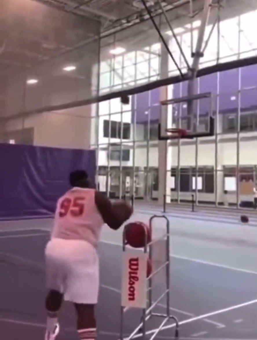 （胡明轩参加过国家队比赛）在国家队也有过高光表现！胡明轩曾在奥运落选赛对阵加拿大砍24分