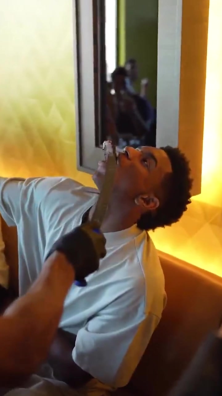 （中国男篮张镇麟小将）张镇麟暖心陪女友逛街！盘点中国男篮球员与女友的高甜互动