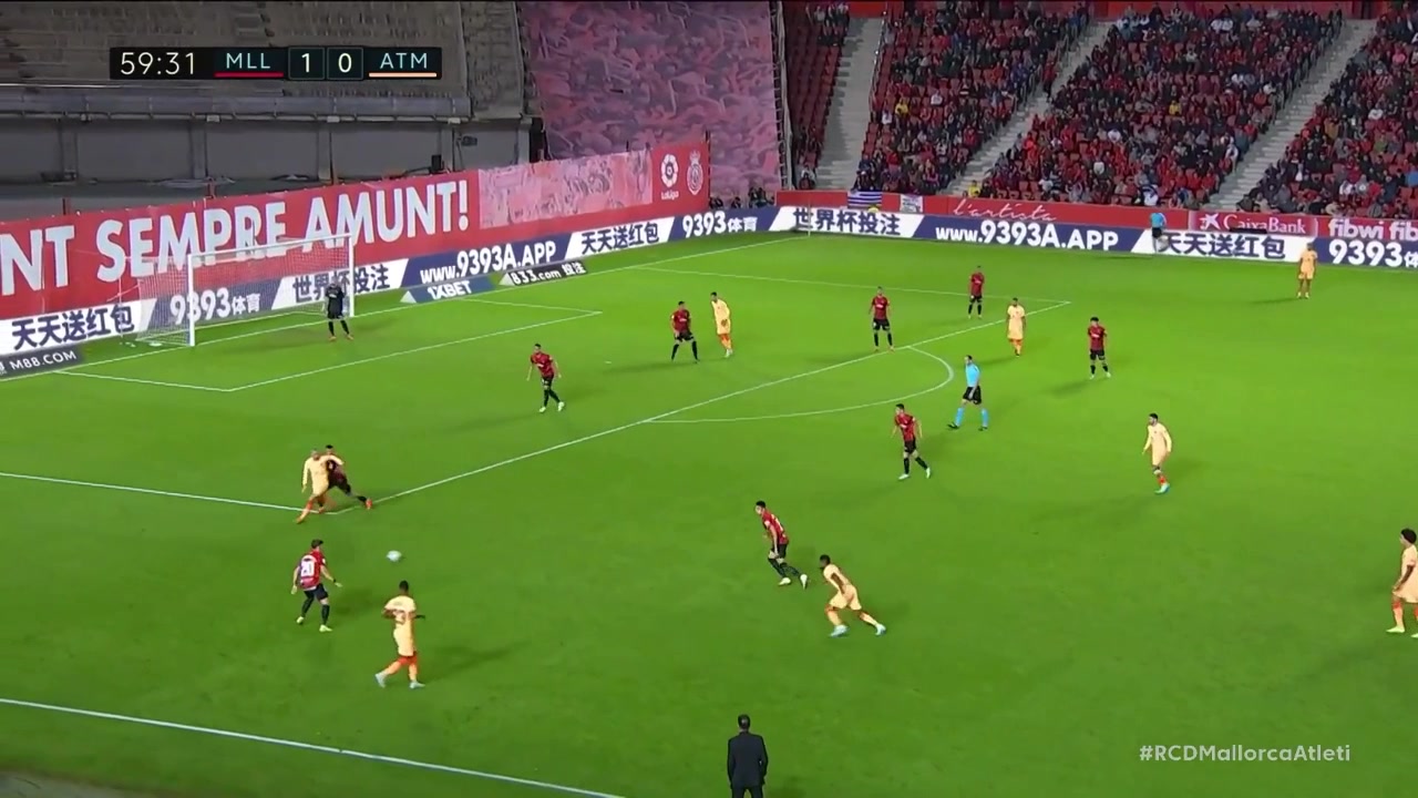 （篮球 徐杰）团队篮球！徐杰积极拼抢拿回球权，孙铭徽助攻王哲林暴扣