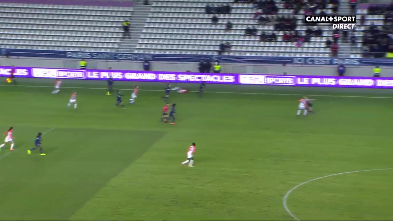 不像48岁！胡明轩妈妈身材傲人似少女，曾被错认成儿子女友