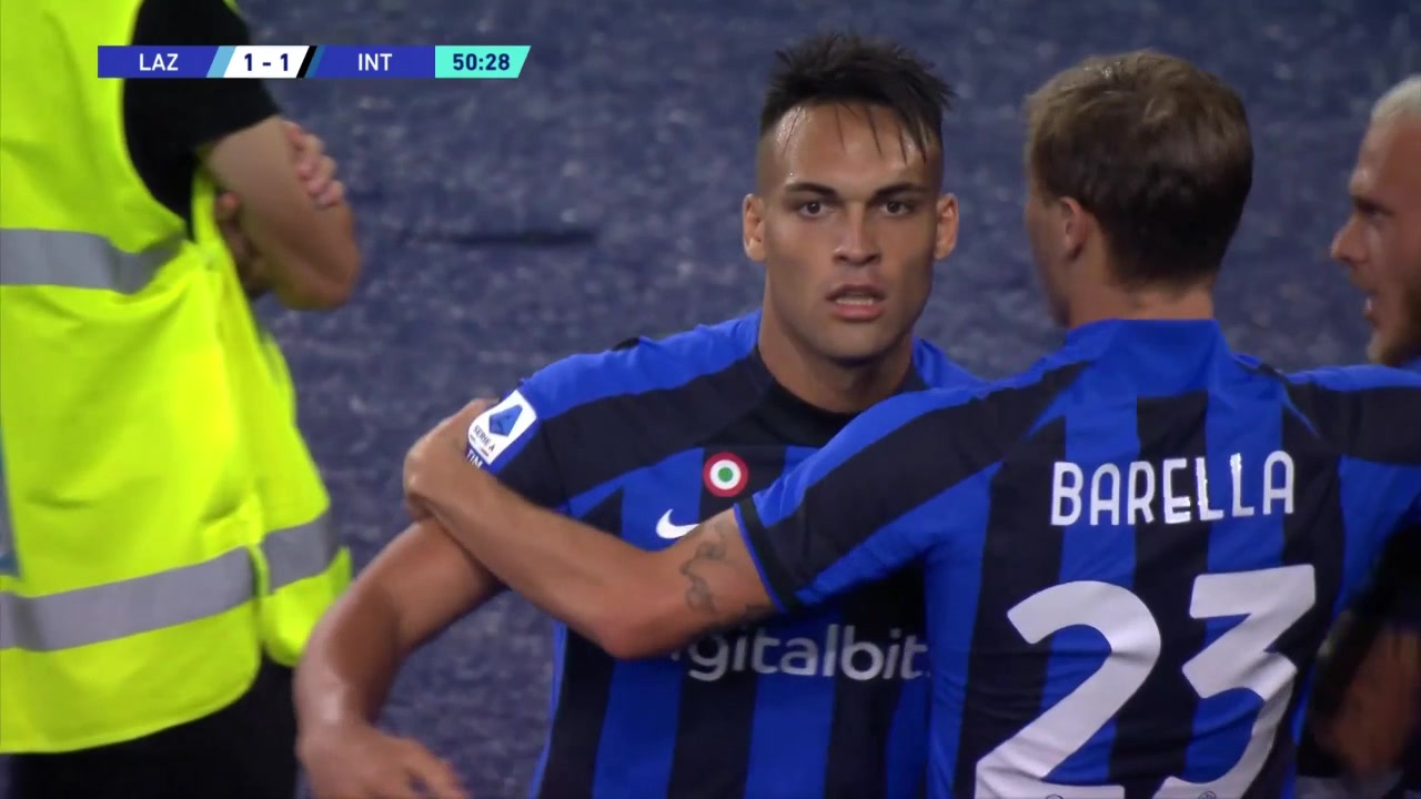 （孙铭徽20+10总助攻超两名宿 单节14）孙铭徽现身野球场vs学生党 因不满对方防守动作用球怒砸之