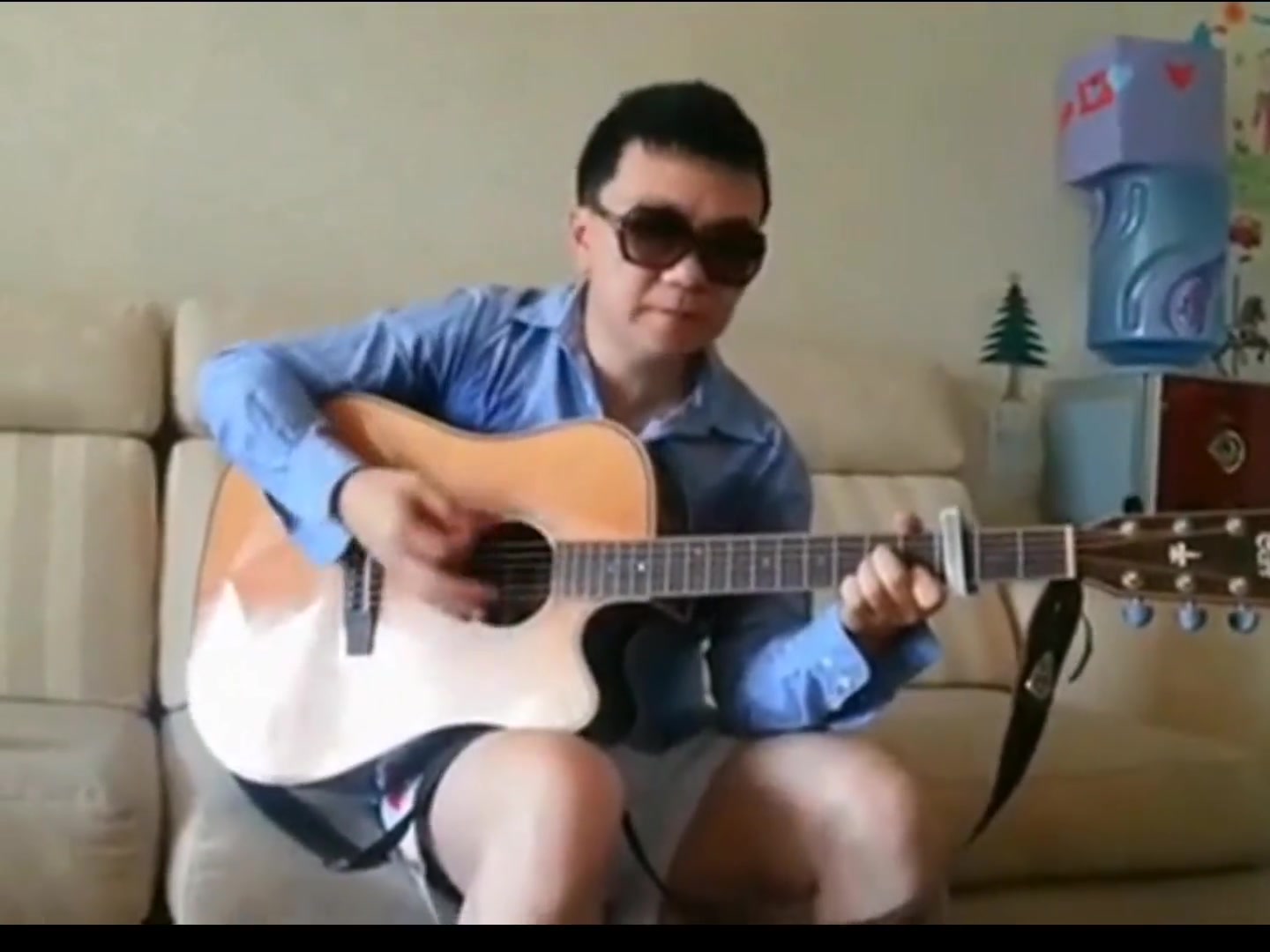 (胡金秋终于有帮手了)撒狗粮了!胡金秋携娇妻与双胞胎儿子出门踏青