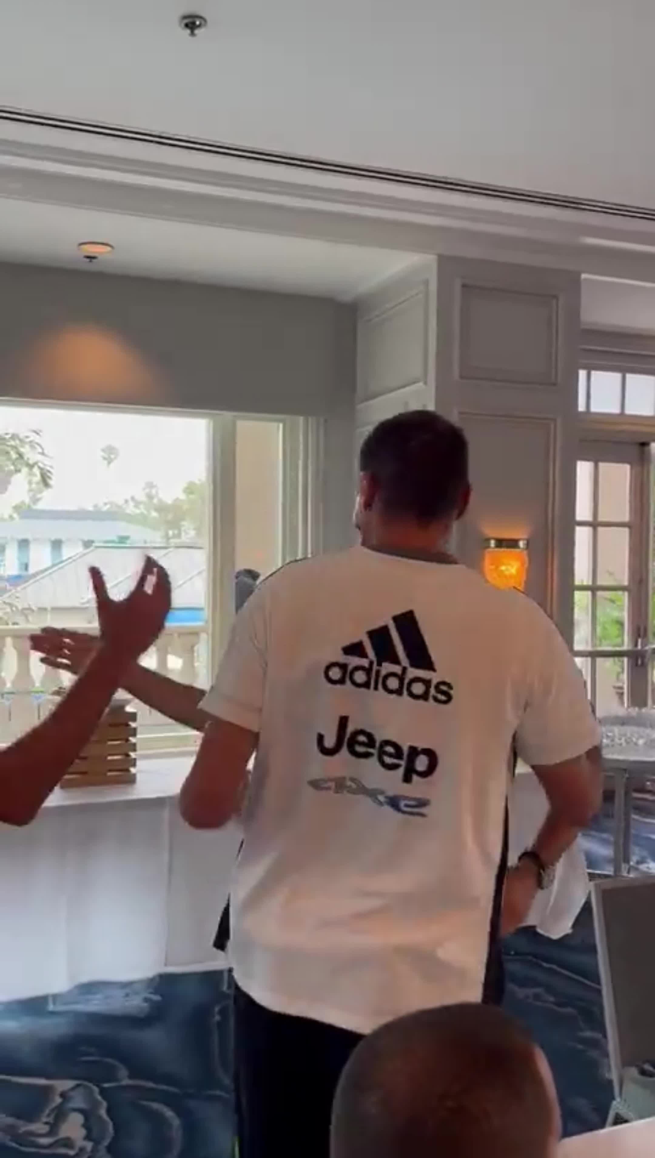 （杨鸣mvp）总冠军来之不易！杨鸣更衣室发言 最后不忘调侃莫兰德换头像