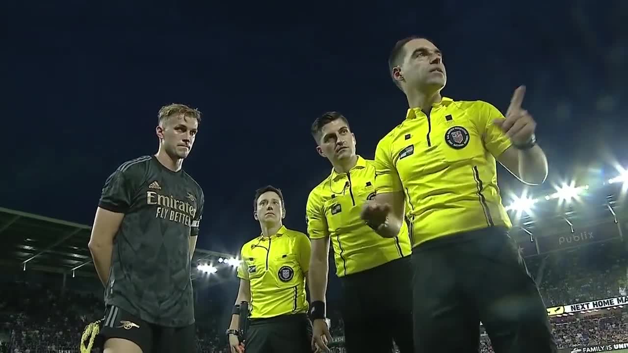 （郭艾伦怒怼杨鸣）成熟了！郭艾伦赛后正经回答记者提问 最后杨鸣还摸其脑袋