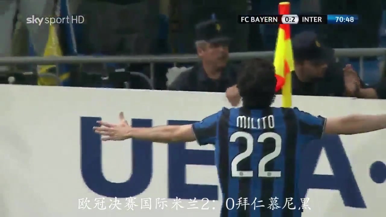 （郭士强:年轻队伍为生死大战交学费 仅存理）郭士强学费尔德！郭士强场边跟裁判示意菲尔德有违例