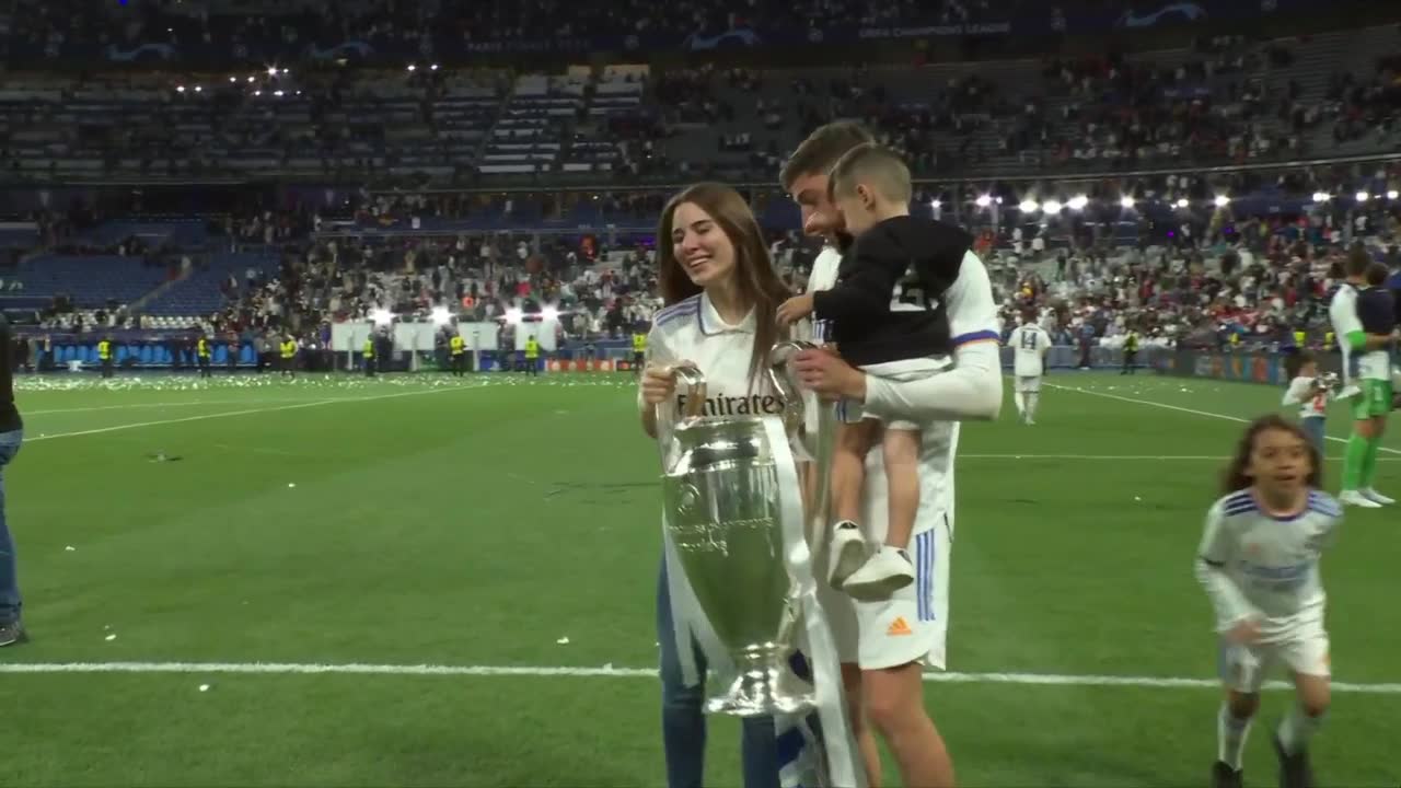 詹姆斯突破惨遭英格拉姆打脸重摔在地，后者被吹一级恶犯