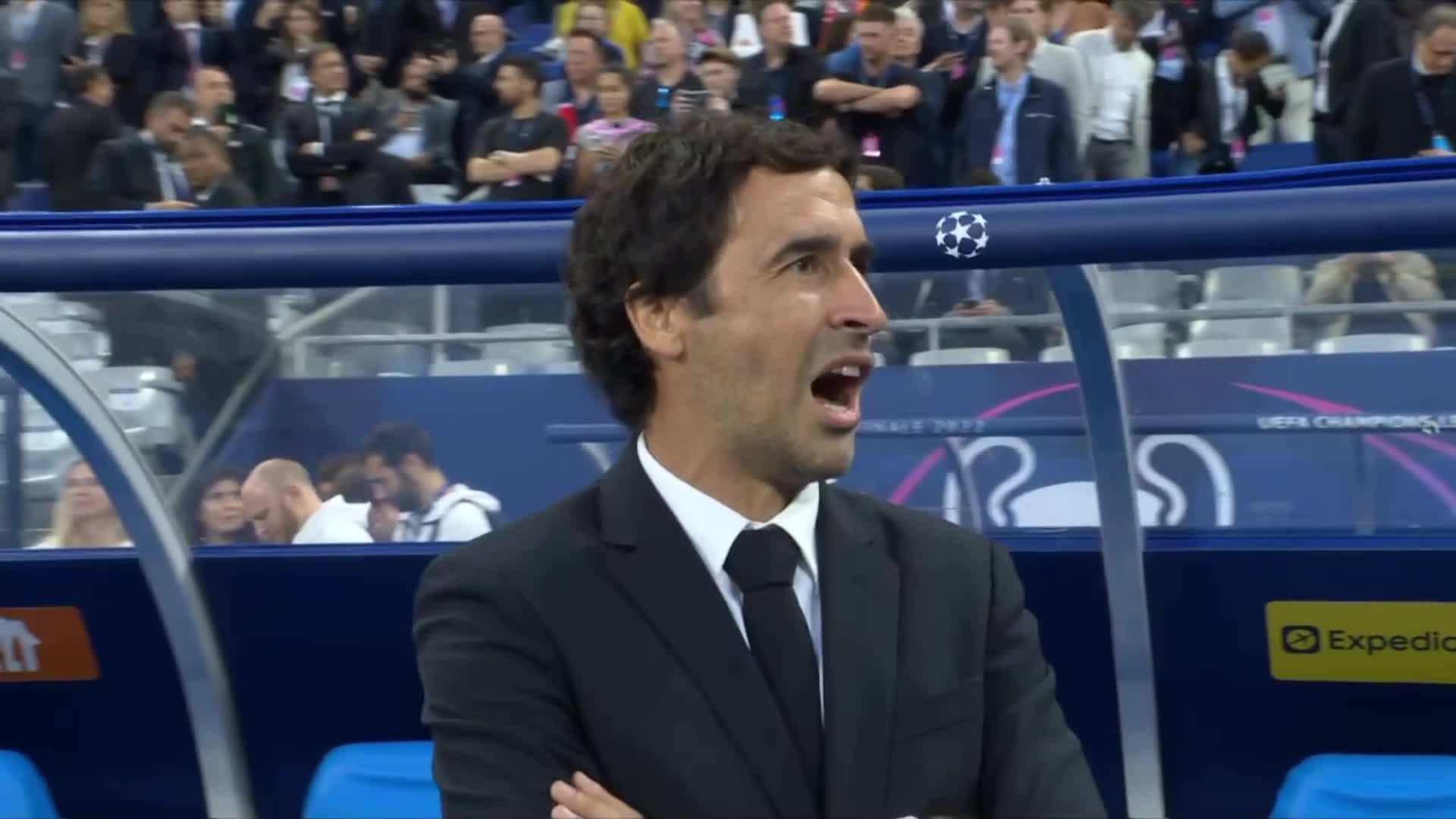 （伯顿cba）“内鬼”？伯顿与广东队员站一起与天津队员击掌