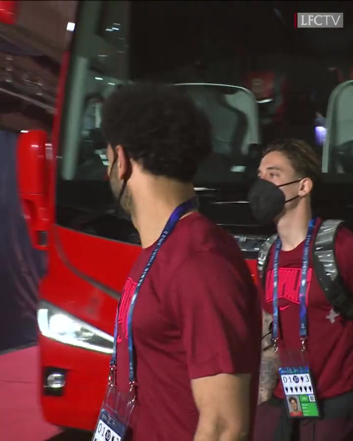 （公牛签下德罗赞）拿下50分赛后 公牛队友搞怪为德罗赞庆祝