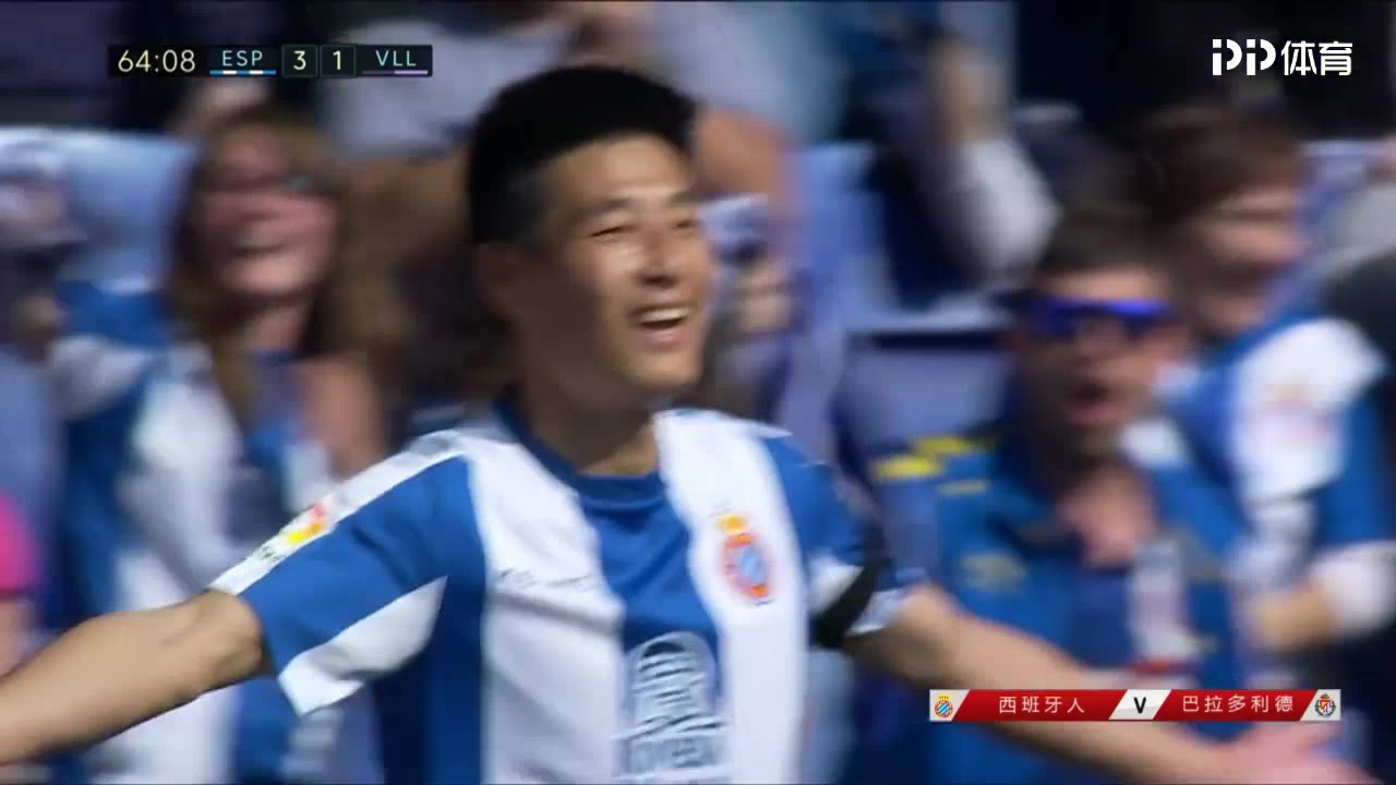 (西蒙斯和杜兰特谁高)两人关系看上去不错喔!今日西蒙斯与杜兰特并肩坐场下观战