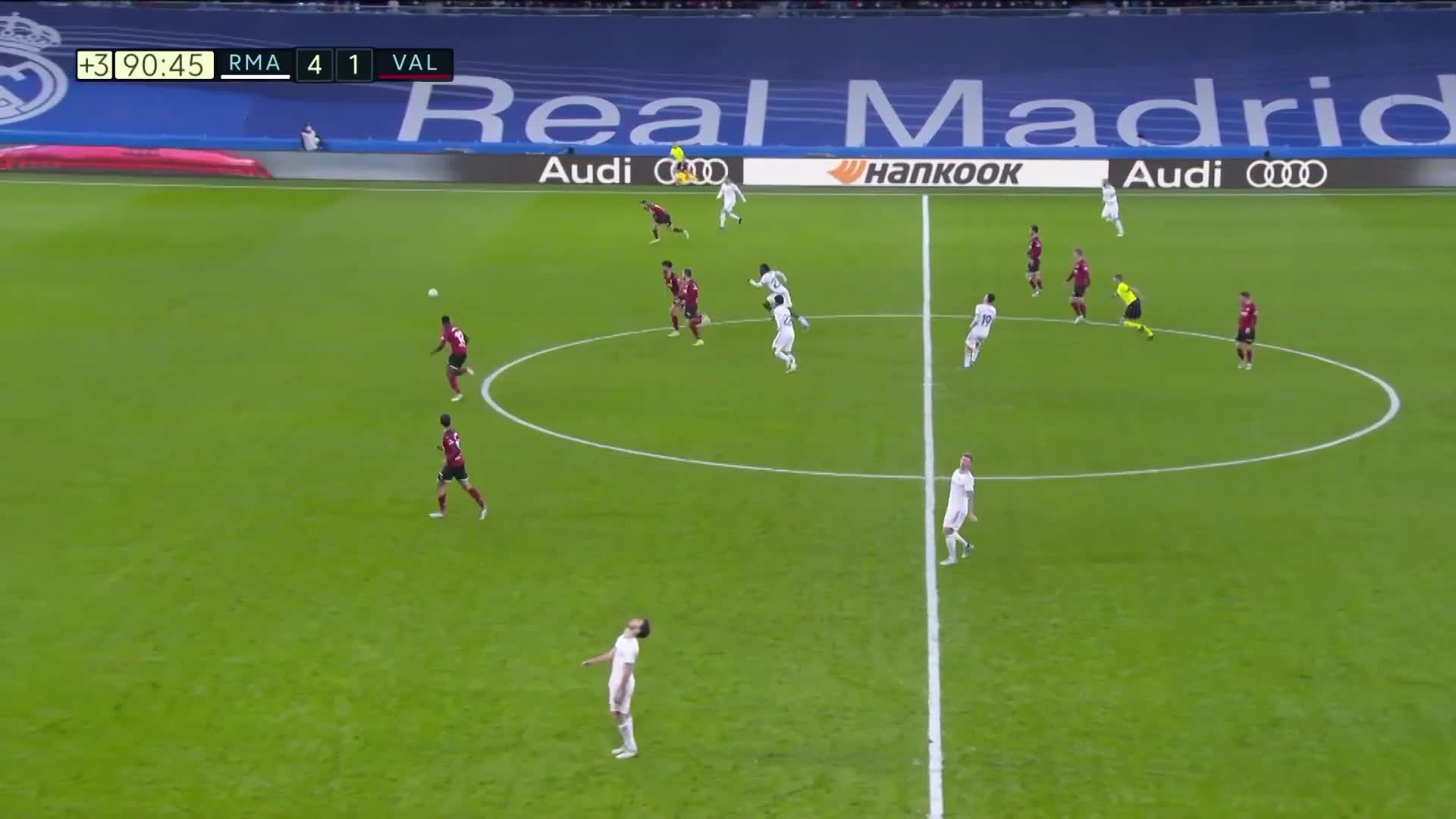 什么情况？拉文主动对库里犯规 随后径直走向球员通道