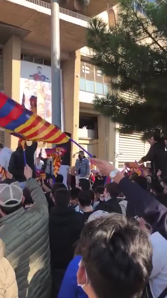 （德罗赞被詹皇撞飞数米）这球太硬了！德罗赞今日迎着老詹拔进制胜中投打破心魔