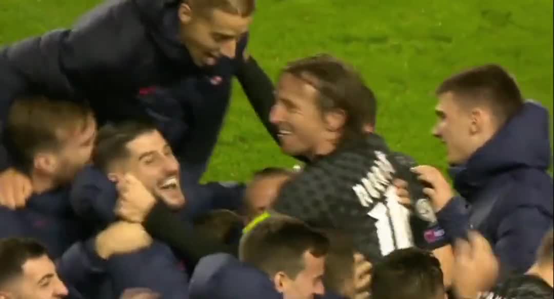 （篮球场上最严重的受伤的事件）篮球场上最大的侮辱？一顿操作猛如虎 一看投篮...