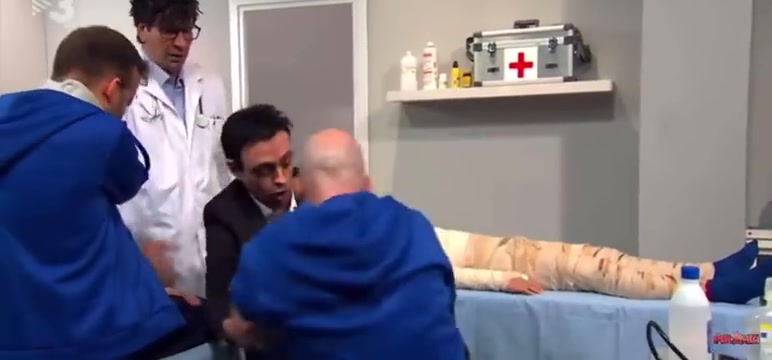 （唐斯单打詹姆斯）唐斯为队友掩护直接撞翻詹姆斯 随后直冲篮下完成暴扣