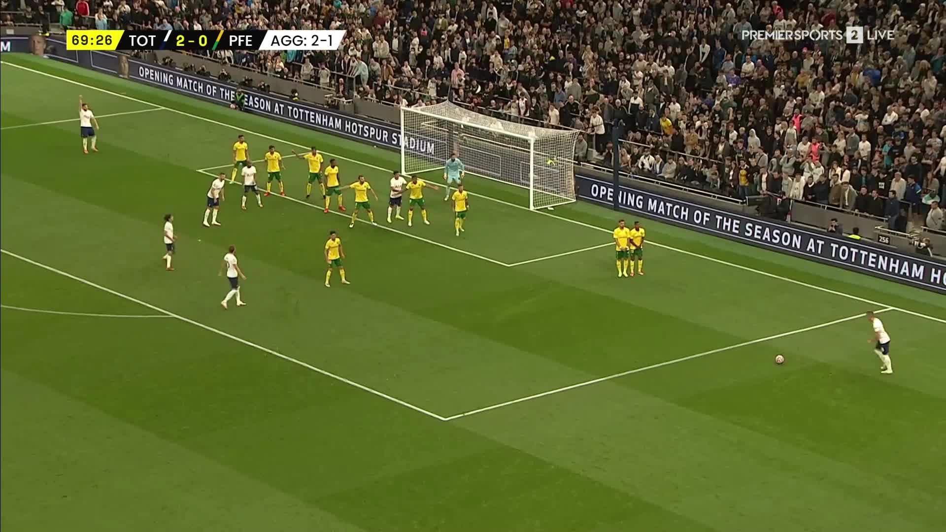 （王治郅送诺维茨基吉他）这一幕太暖心了！大郅送一把吉他给诺维斯基当礼物