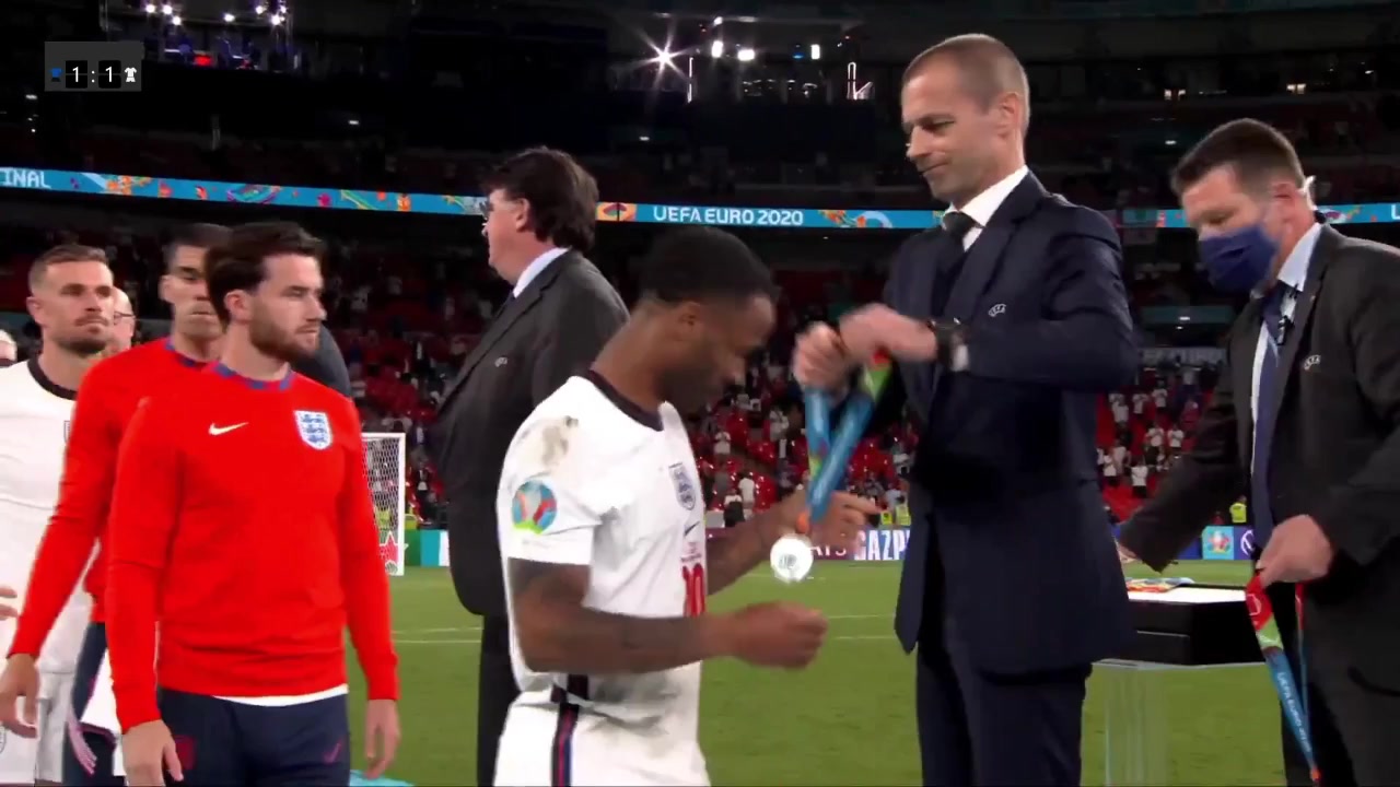 （杨鸣更衣室讲话）杨鸣更衣室训话年轻人：等老队员伤恢复还有你们上场时间吗？