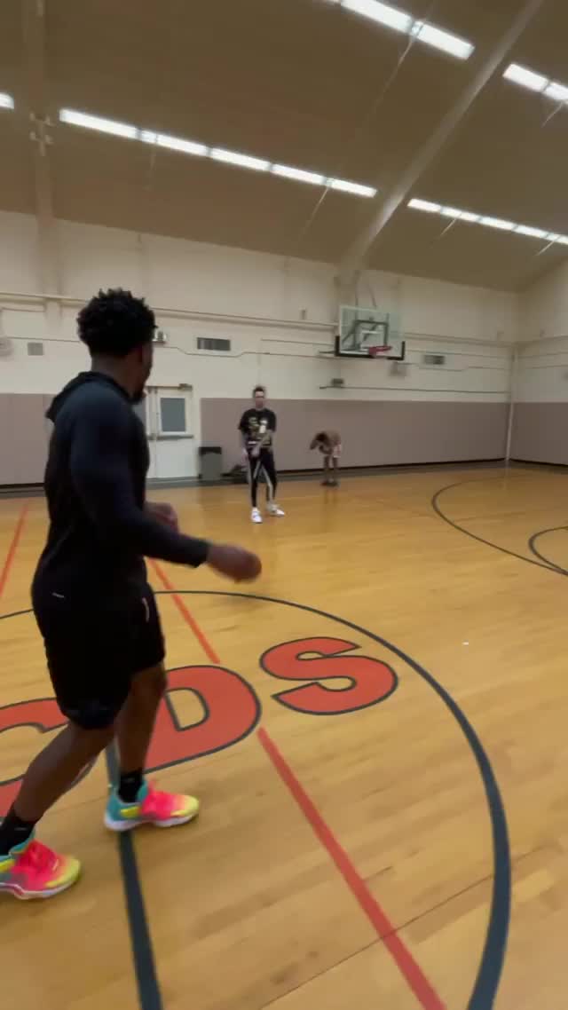 （米切尔三分集锦）越投越远了！训练师晒米切尔超远三分训练