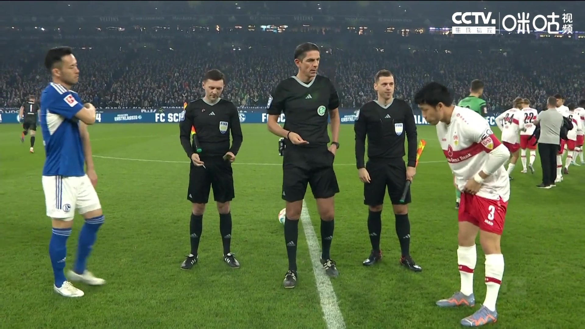 我们差太远了！本轮德甲 日本球员吉田麻也与远藤航作为队长挑边（吉田麻也球衣）