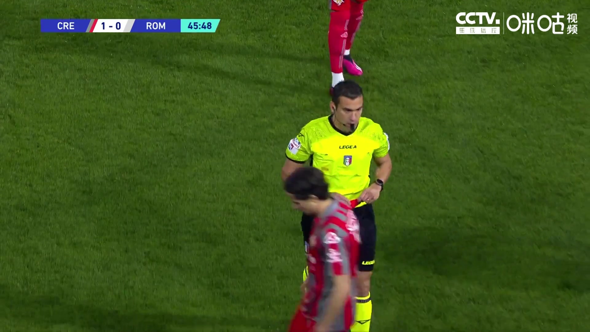 经典剧情!穆里尼奥染红 在场边与主裁&四官激烈争论(穆里尼奥被红牌)