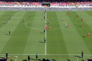 恩比德去年曾和西蒙斯沟通让他多投篮，现在看来是聊了个寂寞！