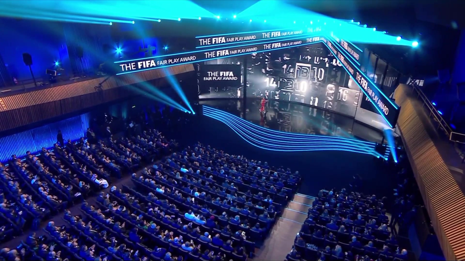 国际足联2022年度公平竞赛奖:克雷莫纳后卫洛乔什维利(国际足联公平竞赛曲)